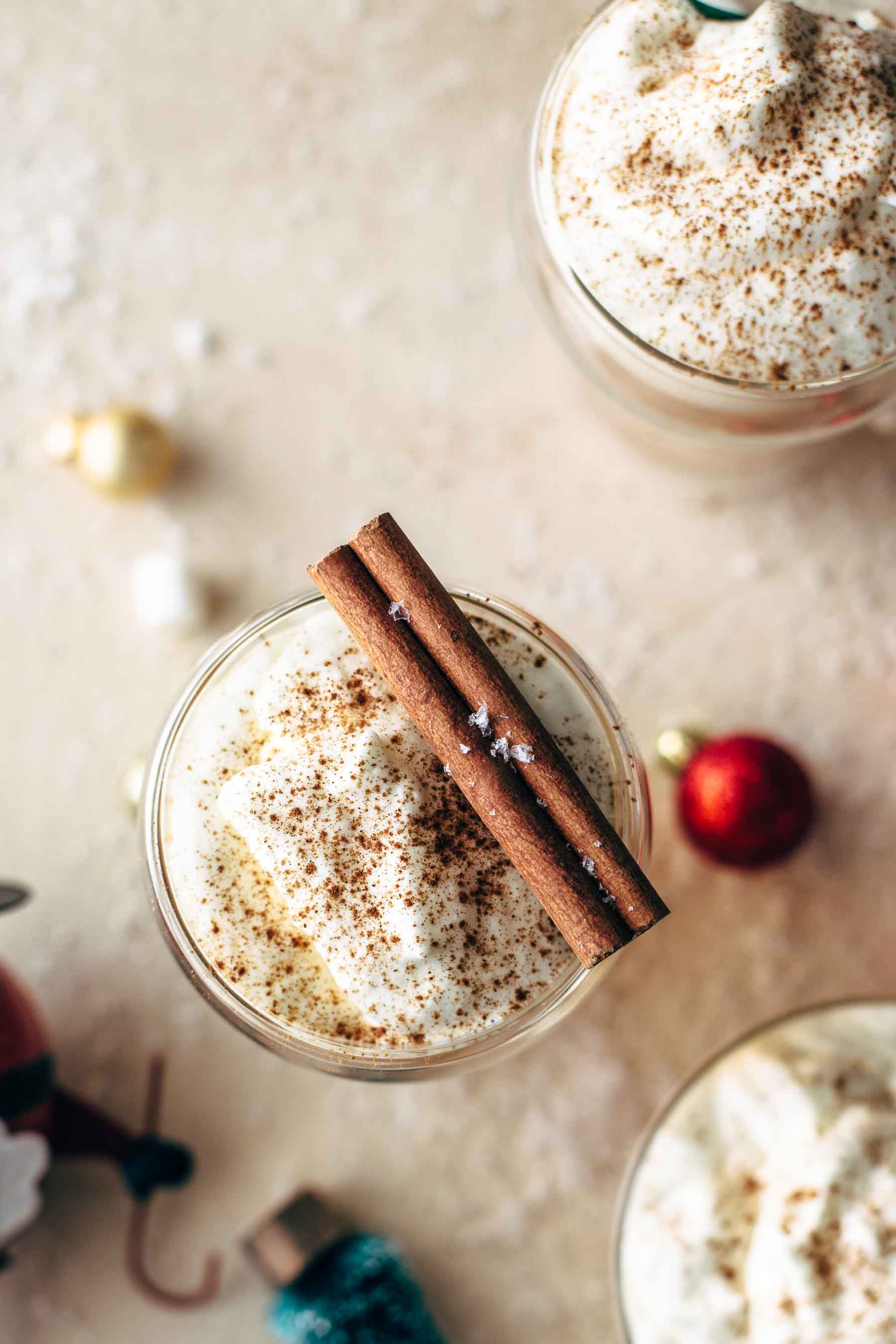 Hot Toddy Cocktail a base di vodka al caramello, sidro di mele e bourbon