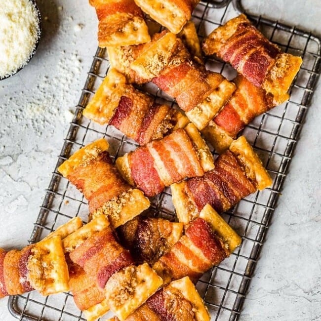 https://www.thecookierookie.com/wp-content/uploads/2013/12/bacon-wrapped-crackers-6-of-8-650x650.jpg