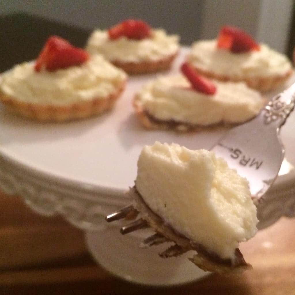 beautiful tarts made with white chocolate ganache and a layer of nutella. BE STILL MY HEART.