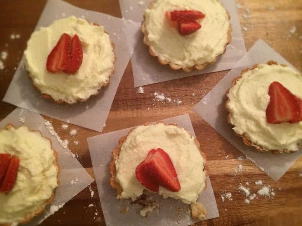 beautiful tarts made with white chocolate ganache and a layer of nutella. BE STILL MY HEART.