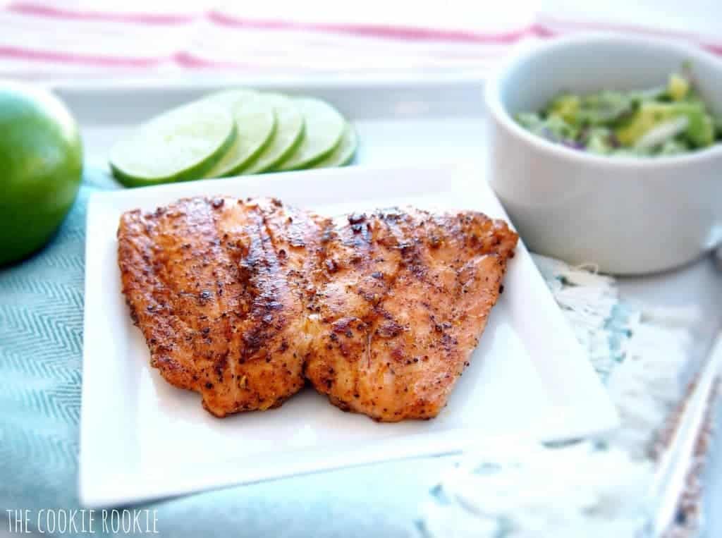 Pauto30 Receita de salmão, servida num prato.