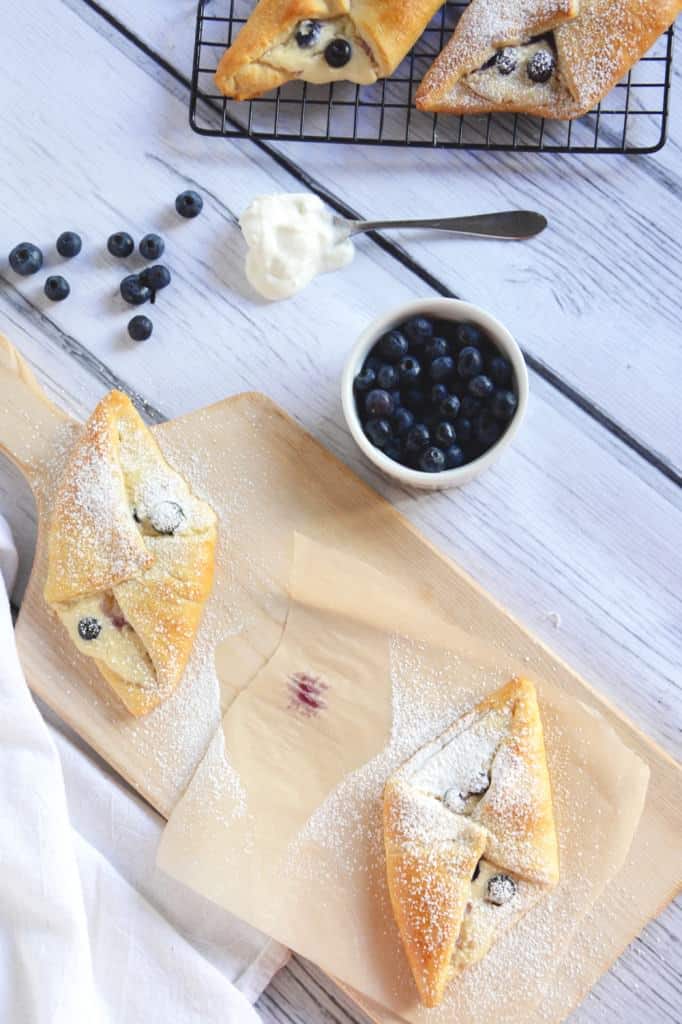 Blueberry Honey Mint Julep, a fresh take on a classic favorite! So fun {The Cookie Rookie}