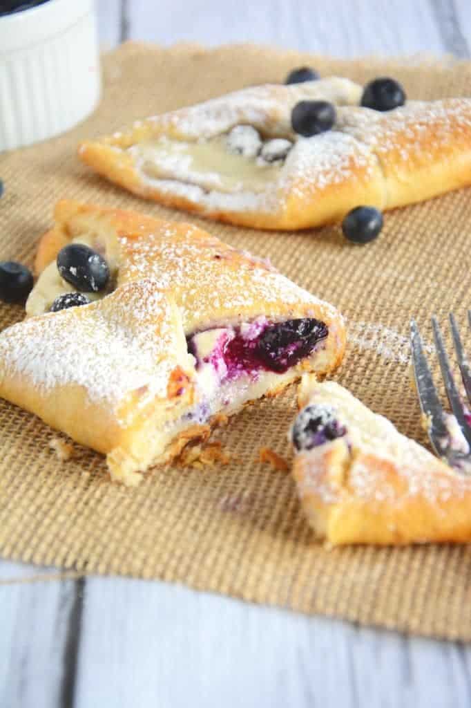 Blueberry Honey Mint Julep, a fresh take on a classic favorite! So fun {The Cookie Rookie}