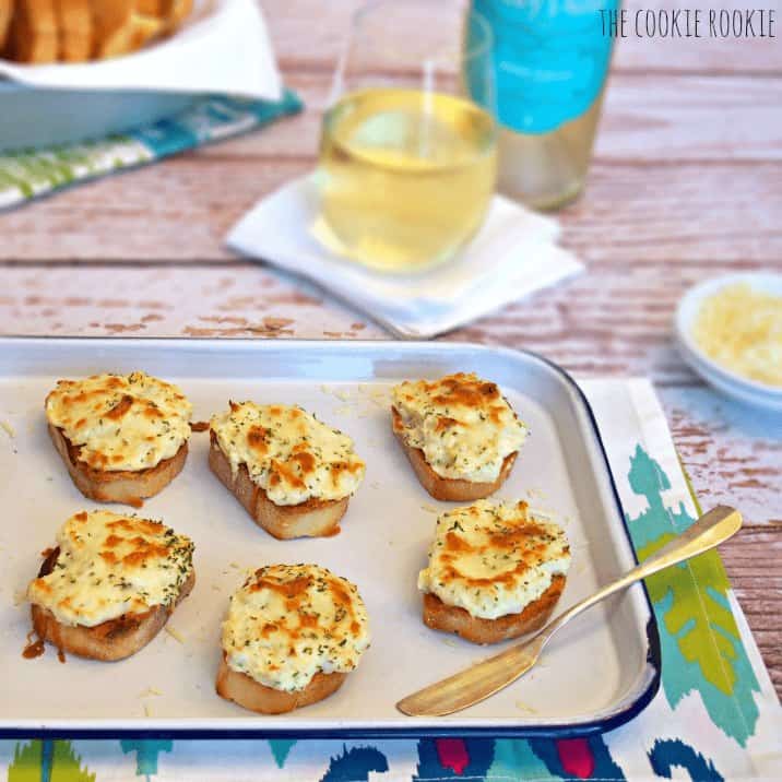 Six bruchetta appetizers on a tray.