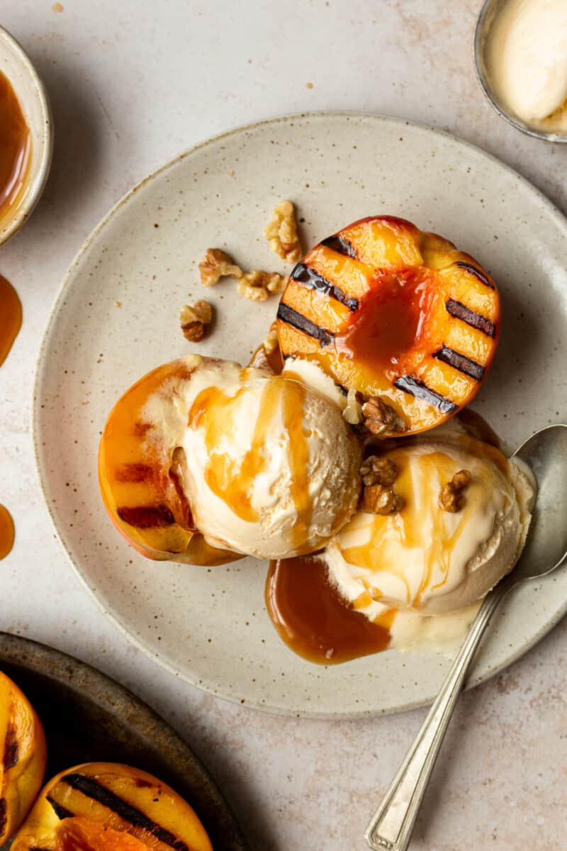 grilled peaches with ice cream and caramel sauce