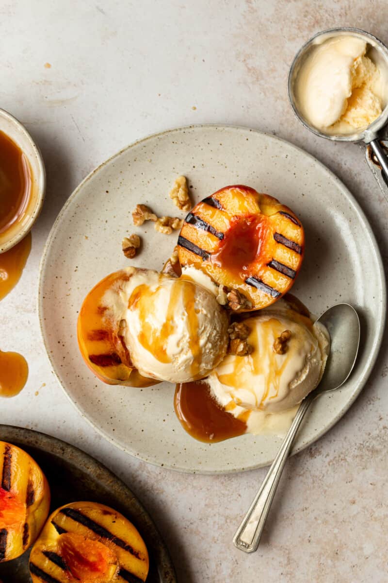 grilled peaches with ice cream and caramel sauce