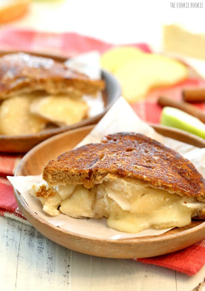 Apple Pie Grilled Cheese! Made with brie, mascarpone, and apple pie filling! AMAZING! | The Cookie Rookie