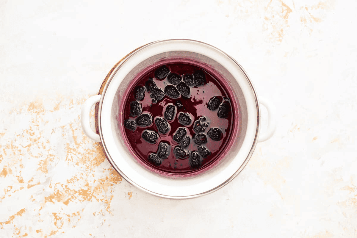 Blackberries, sugar and water in a pot. 