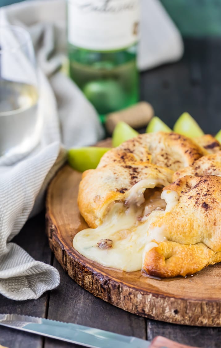 apple pie baked brie on wooden platter 