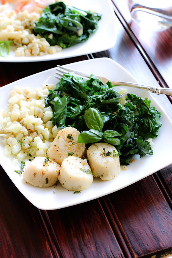 Steamed Garlic and Herb Scallops with Veggies | Cotter Crunch