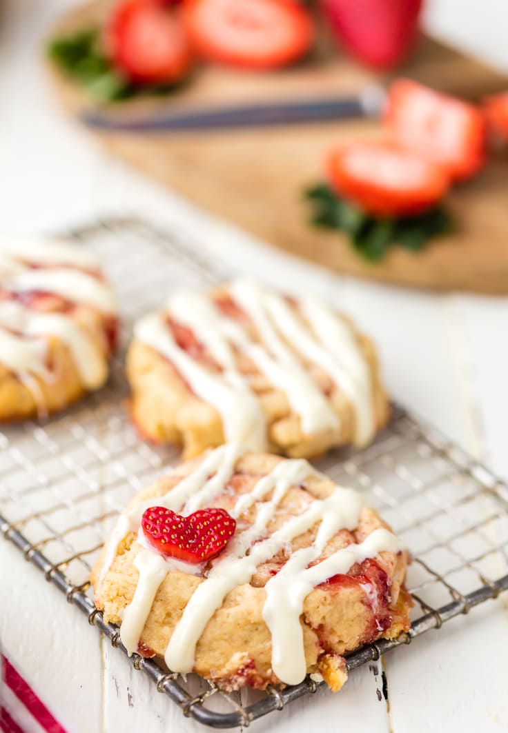 cinnamon roll cookies filled with strawberry jam