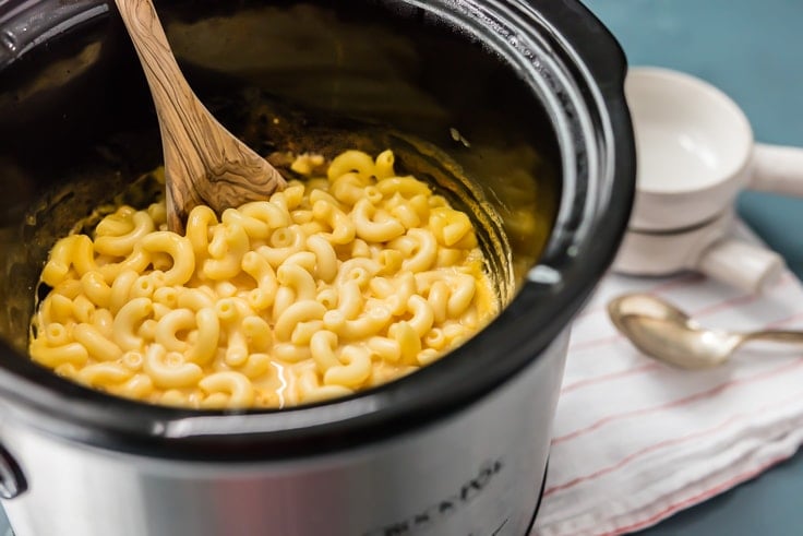 crock pot filled with macaroni and cheese