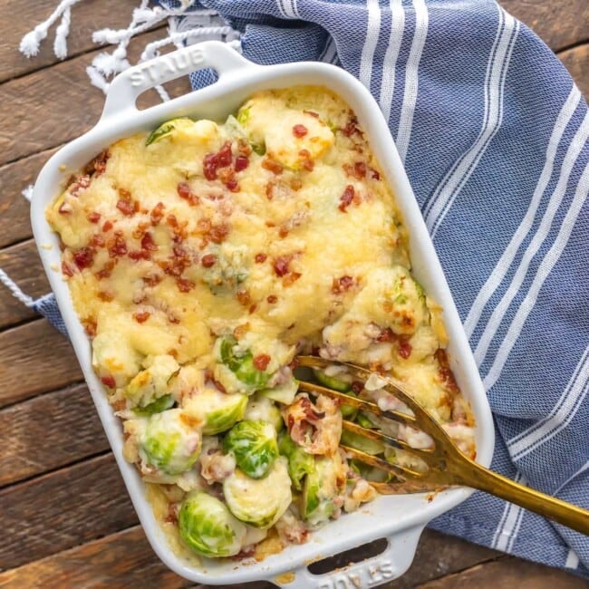 BRUSSELS SPROUTS GRATIN with bacon is the ultimate holiday side dish! Who can resist bacon brussels sprouts when sprinkled with SO MUCH CHEESE? The creamy sauce inside of this brussels sprouts au gratin is so easy and delicious, making this a Thanksgiving favorite for our family.