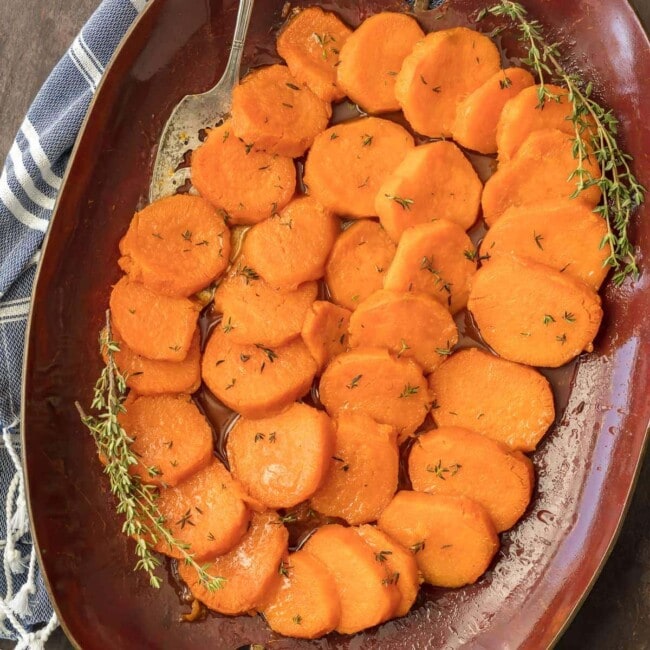 Candied Sweet Potatoes are a must on Thanksgiving! These baked candied sweet potatoes are SO EASY and only contain 4 INGREDIENTS. This easy candied sweet potatoes recipe is simply delicious, the perfect holiday recipe.