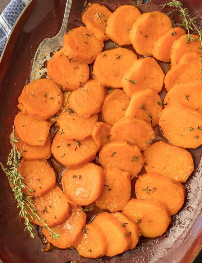 Candied Sweet Potatoes are a must on Thanksgiving! These baked candied sweet potatoes are SO EASY and only contain 4 INGREDIENTS. This easy candied sweet potatoes recipe is simply delicious, the perfect holiday recipe.