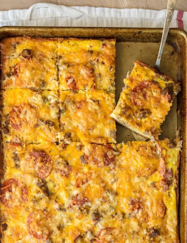 MEAT LOVERS PIZZA is one of the best, so why not bring that deliciousness to the breakfast table?! This meat lovers Breakfast Pizza is the perfect Christmas morning breakfast recipe! It's loaded with pepperoni, bacon, sausage, hamburger, egg, hash browns, and cheese! BEST SHEET PAN BREAKFAST PIZZA EVER!