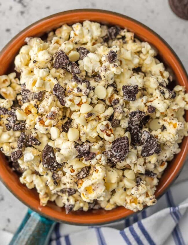This COOKIES AND CREAM POPCORN made with white chocolate and oreos is SO easy and delicious! The perfect sweet snack for tailgating, parties, or just a simple dessert at home. Salty and sweet for the win!