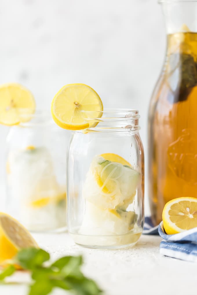 Cubes de glace au sirop simple de citron. glaçons de sirop simple dans des pots mason