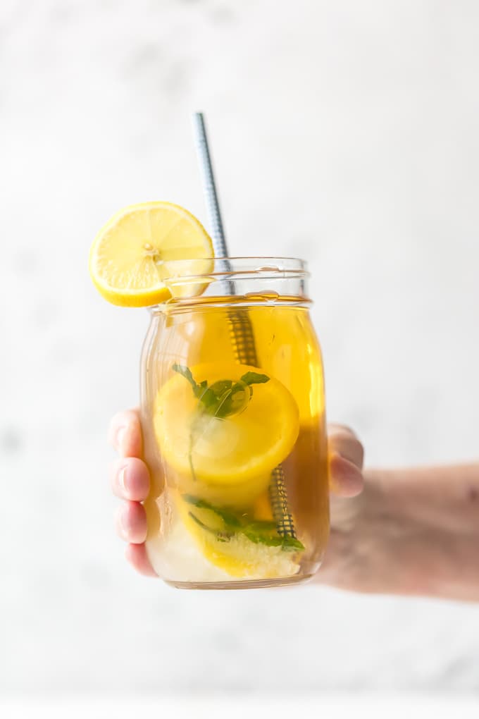 Un verre de thé sucré avec des glaçons aromatisés au citron