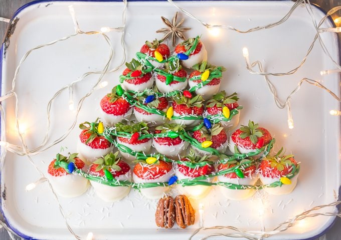 this cute and easy white chocolate covered strawberries christmas tree is sure to be the hit - Christmas Chocolate Covered Strawberries this cute and easy white chocolate covered strawberries christmas tree is sure to be the hit - Christmas Chocolate Covered Strawberries