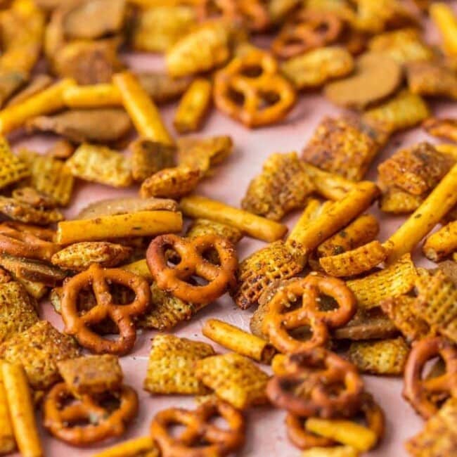 This recipe for HOMEMADE GARDETTO'S is a fun and easy way to make a delicious snack mix for your family! Love the flavor and that you can control all of the ingredients. Perfect for tailgating or holiday get togethers.