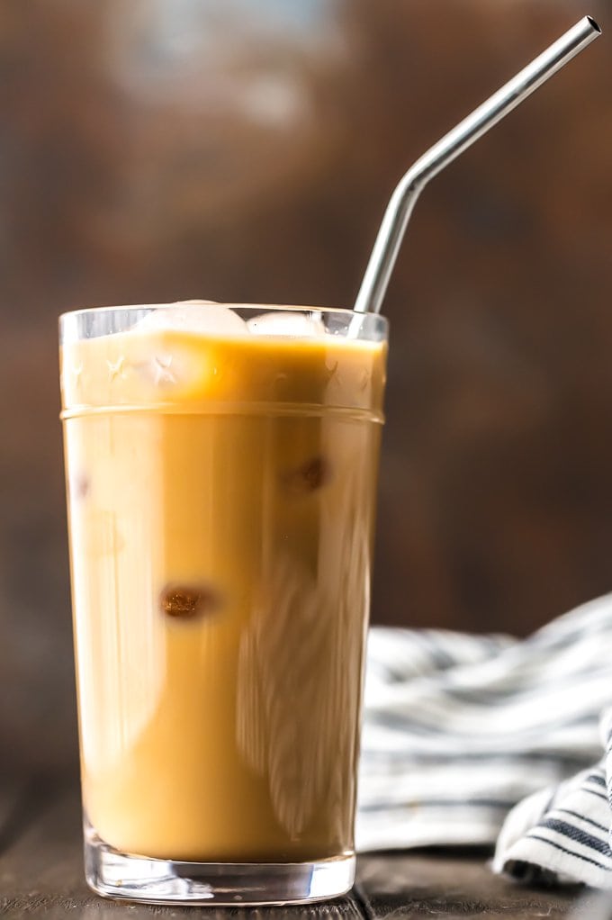 Café helado con hielo y pajita