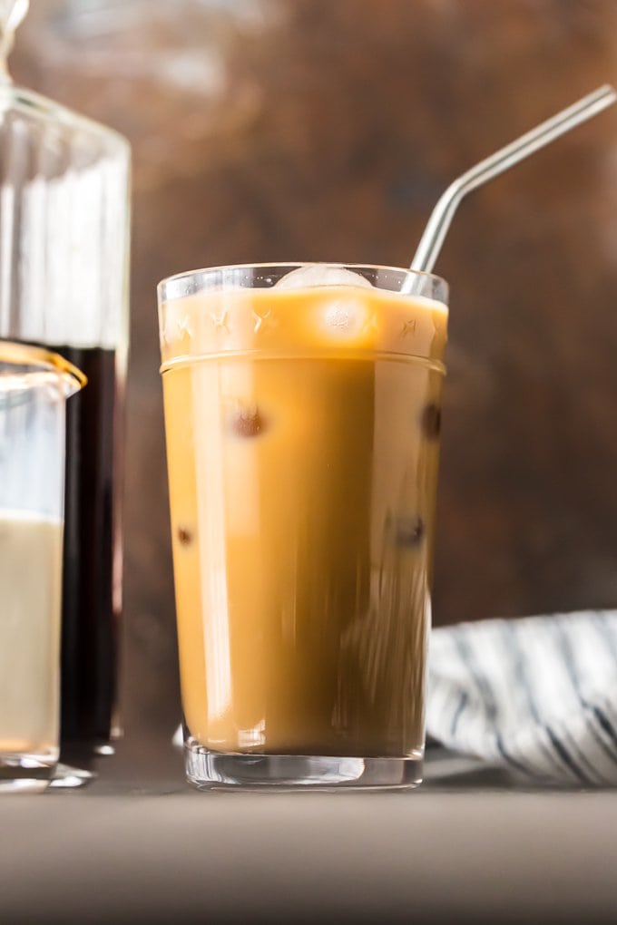 Eiskaffee mit Sahne in einem hohen Glas