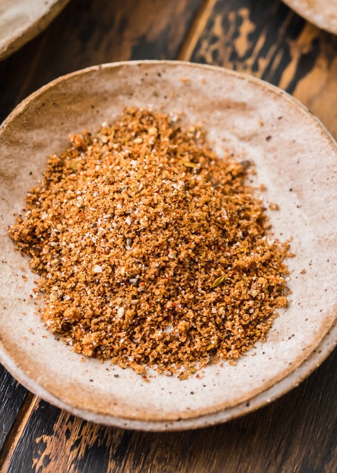 Kom gevuld met een zelfgemaakt dry rub recept