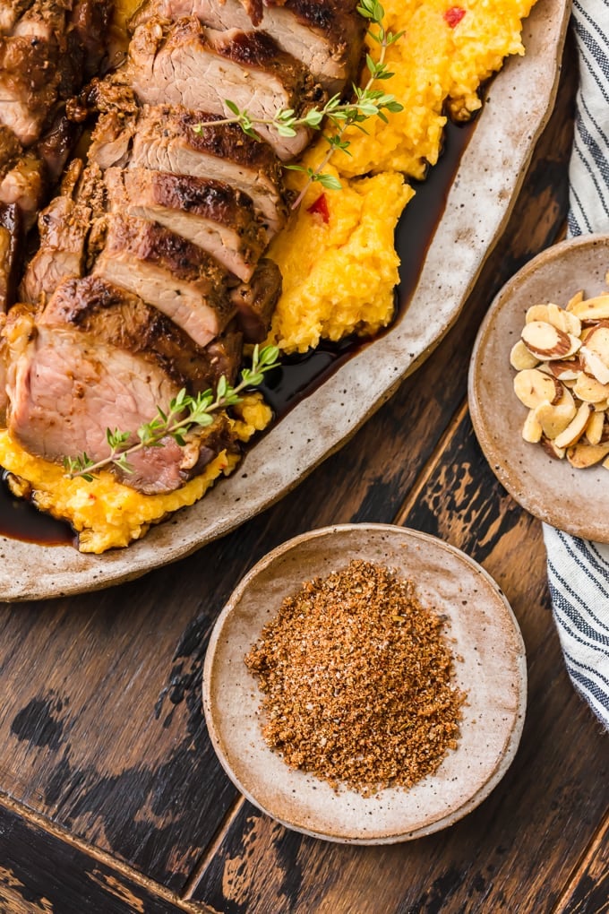 Assiette de filet de porc à côté d'un mélange de rub sec