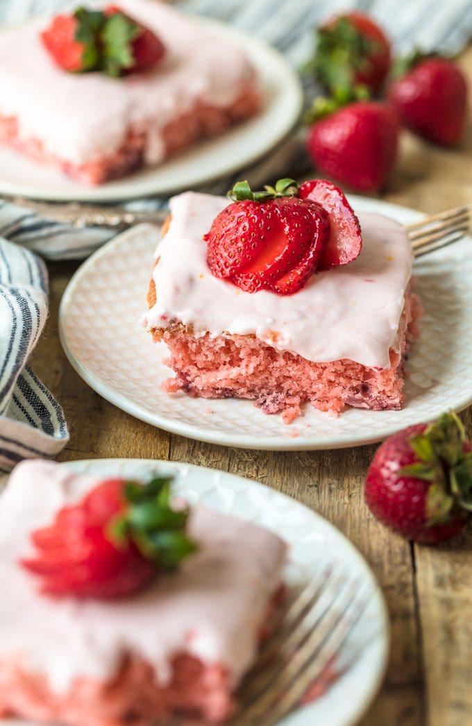 Easy cake recipe made with fresh strawberries