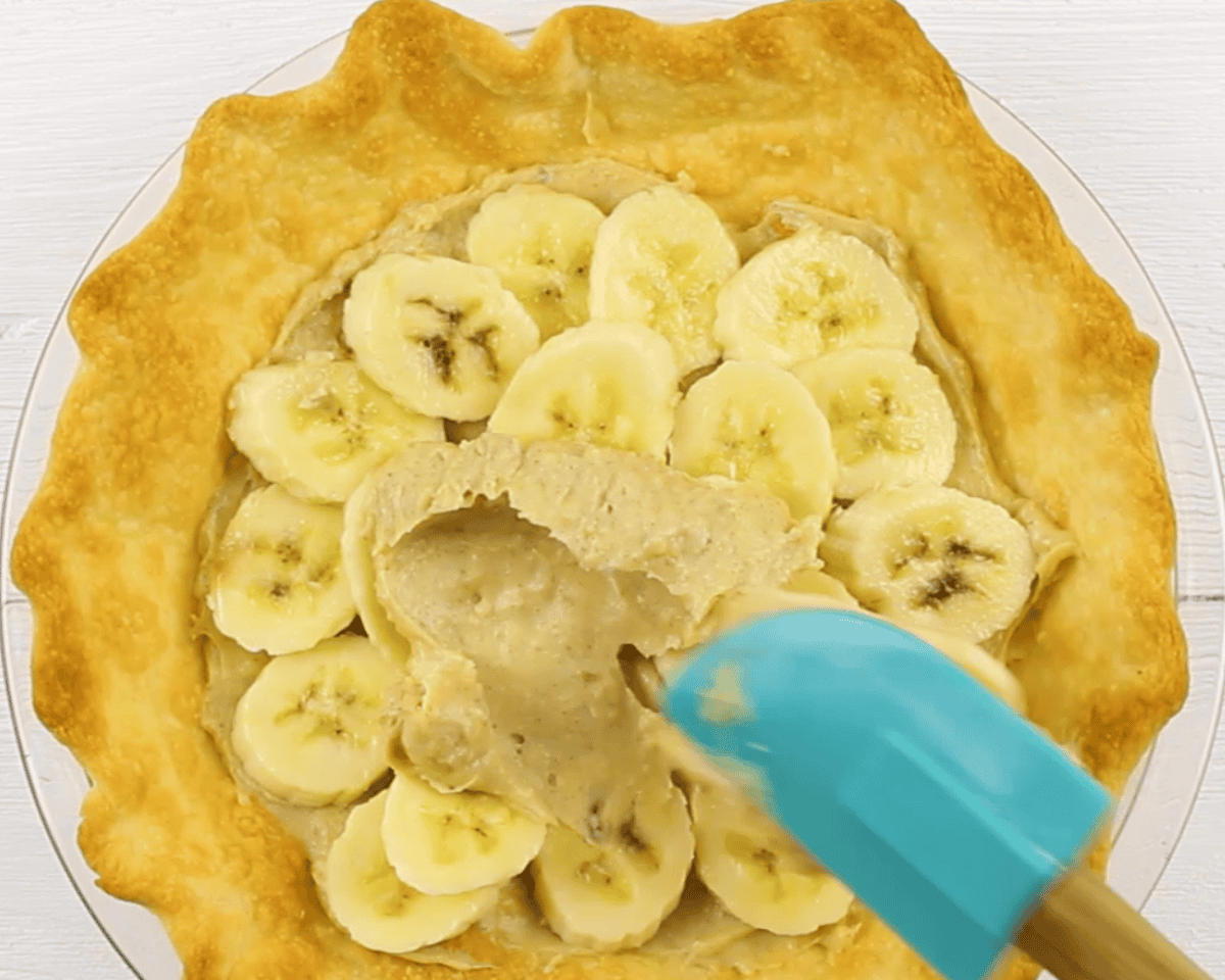 Assembling the banana cream pie.