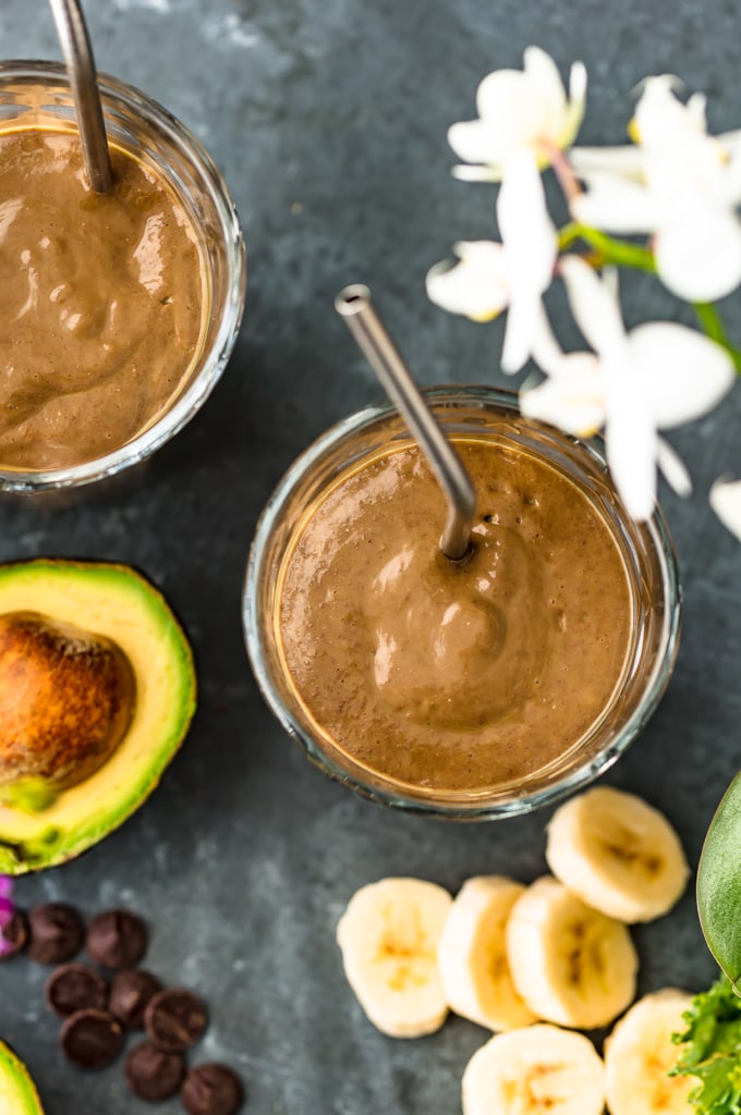 outra vista de cima dos smoothies ao lado dos ingredientes