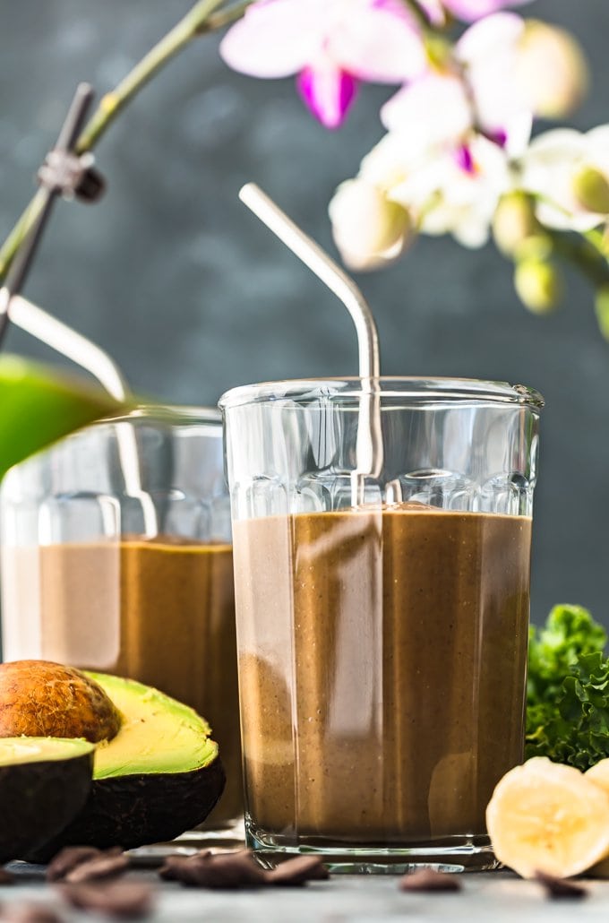 chocolate detox smoothie com palha metálica