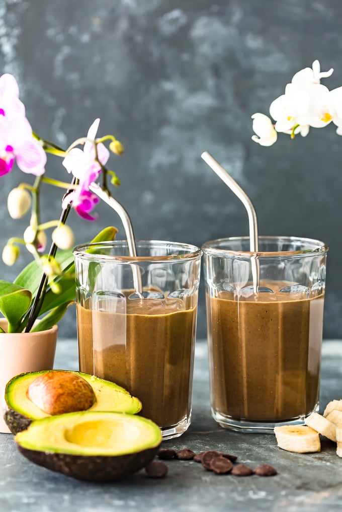 dois smoothies junto ao abacate e banana fatiada