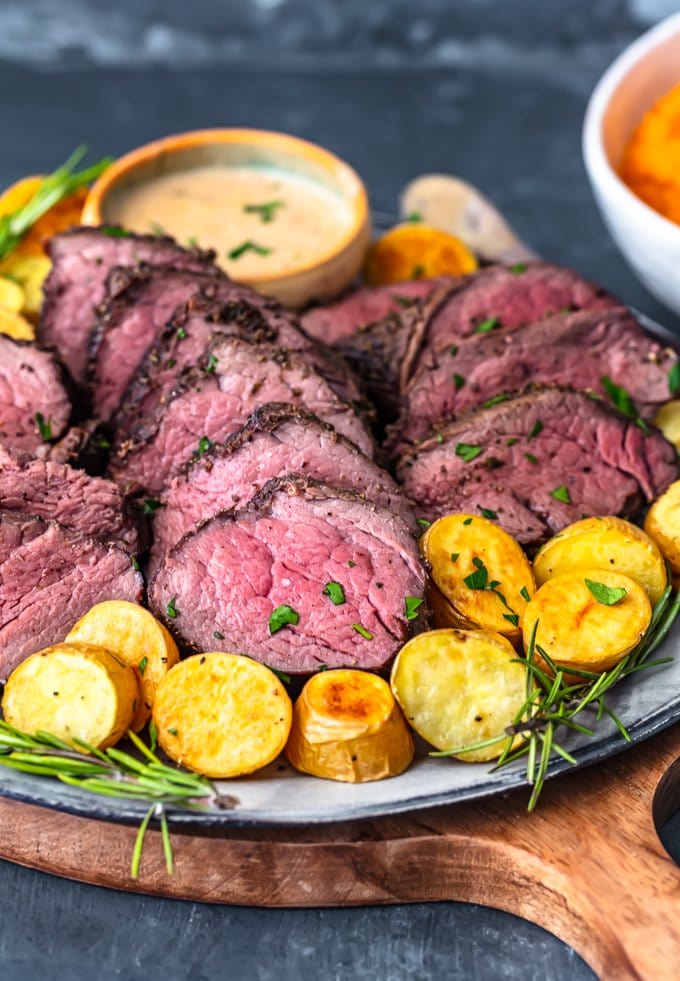 un plato de asado de solomillo de ternera