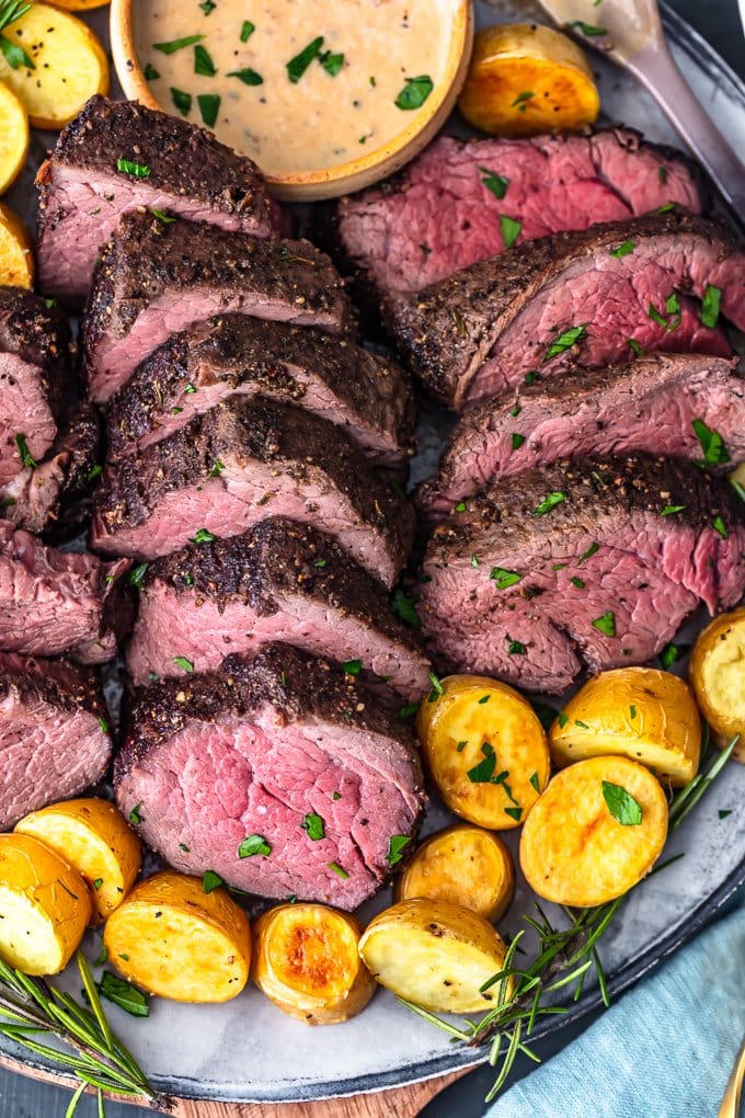 Vue de dessus d'un filet de bœuf tranché dans une assiette