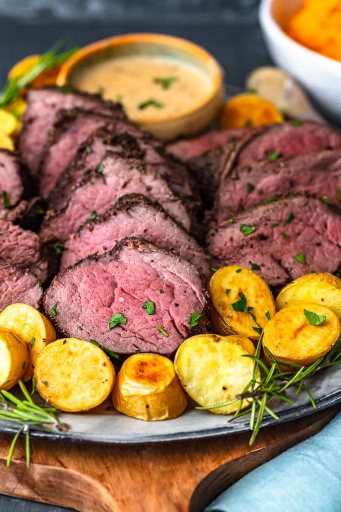 un piatto di filetto di manzo con patate