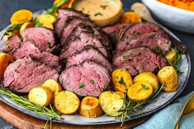 un piatto di filetto di manzo affettato con patate