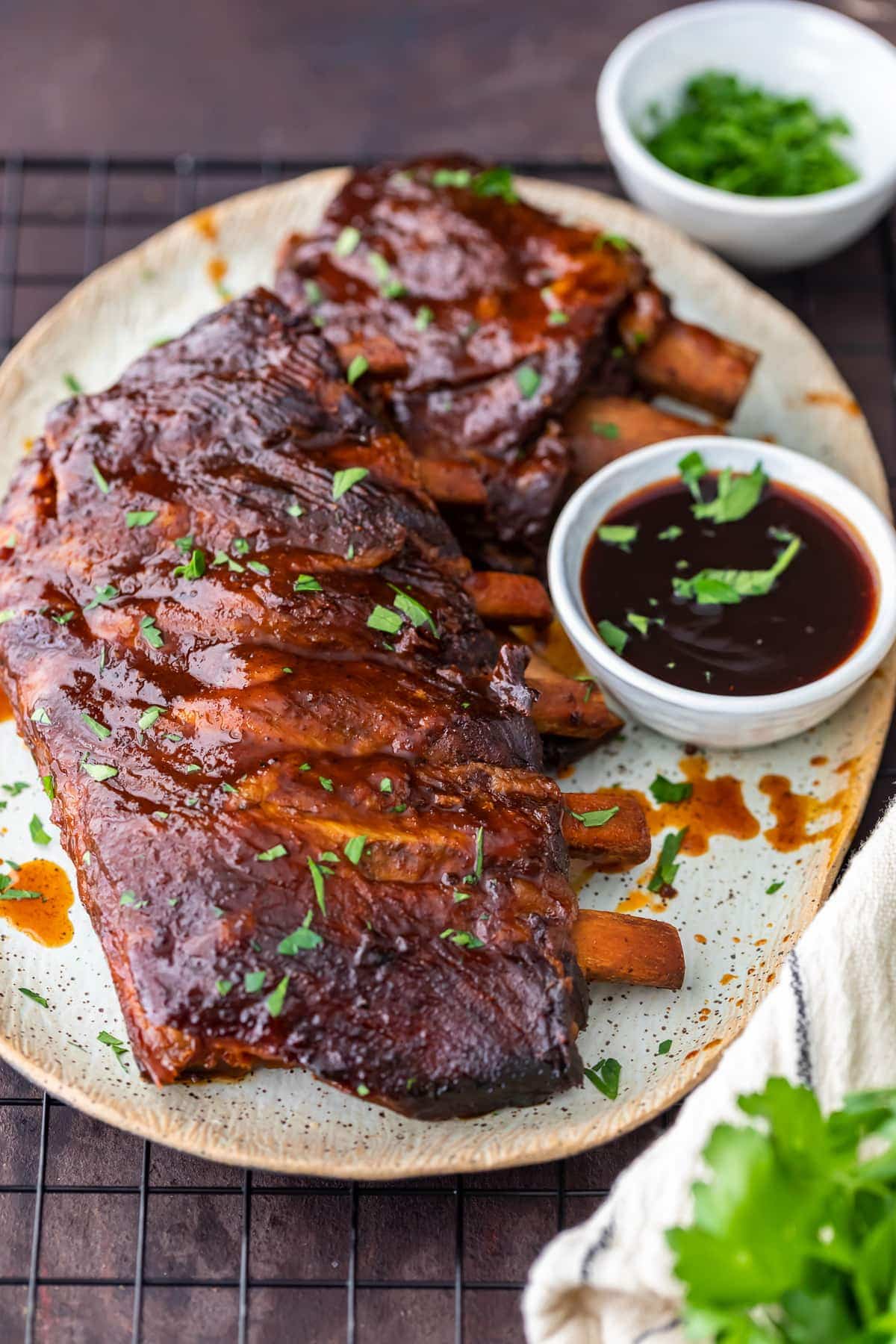  une assiette de côtes levées bbq à la mijoteuse