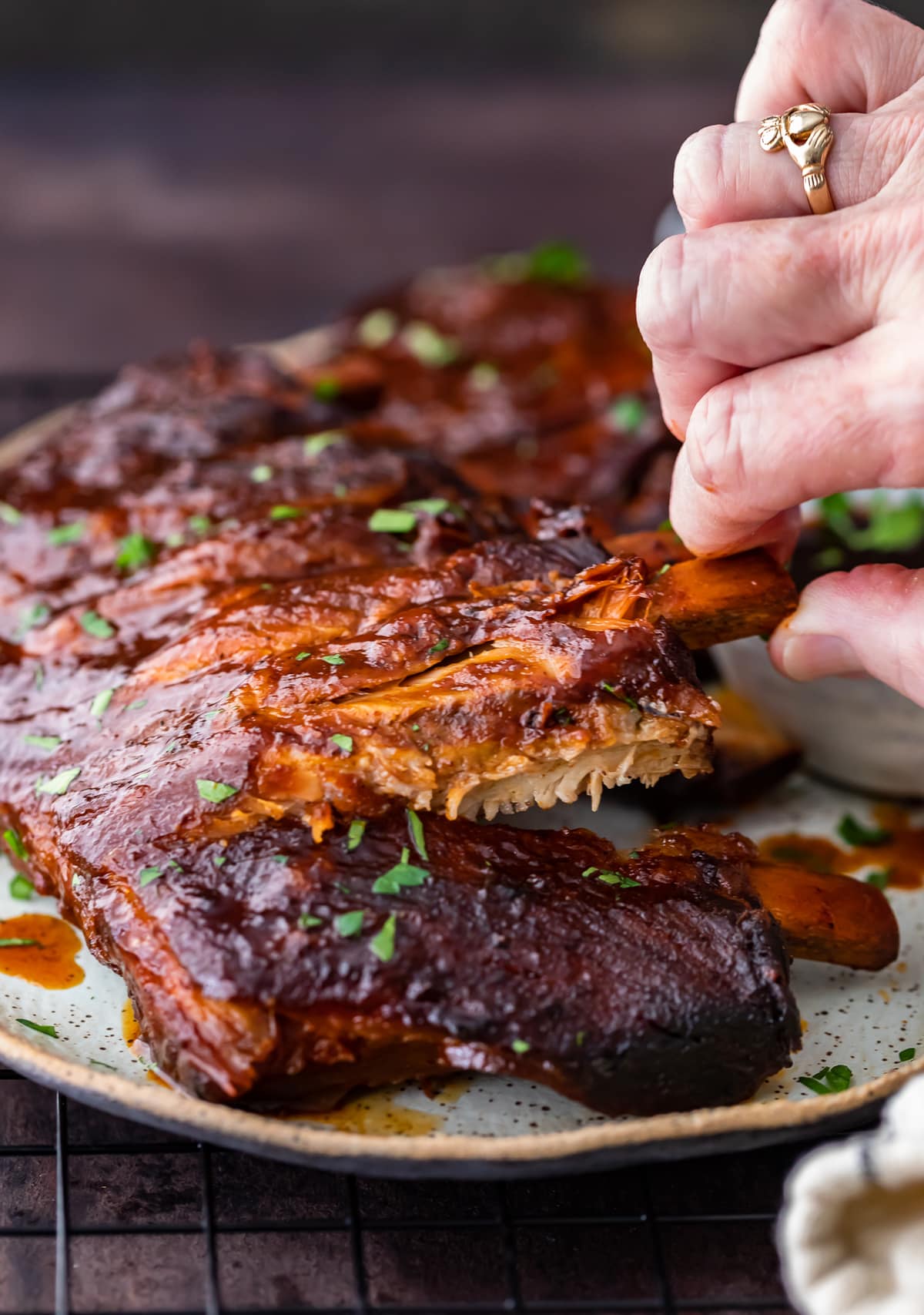 bbq ribben in een bord