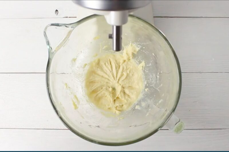 mixed the vanilla and egg white in the bowl of stand mixer