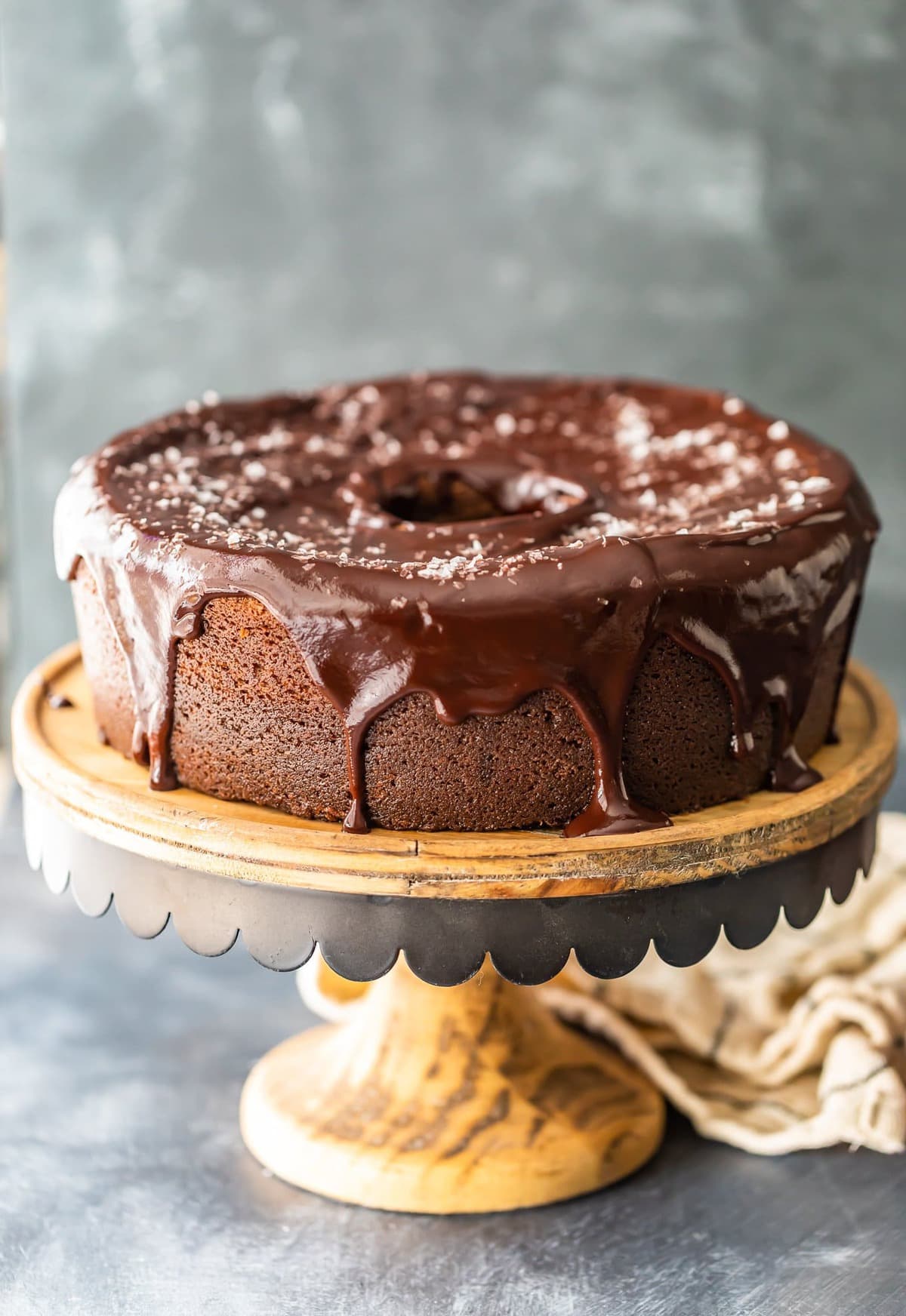 Smooth frosting or ganache finish on cakes