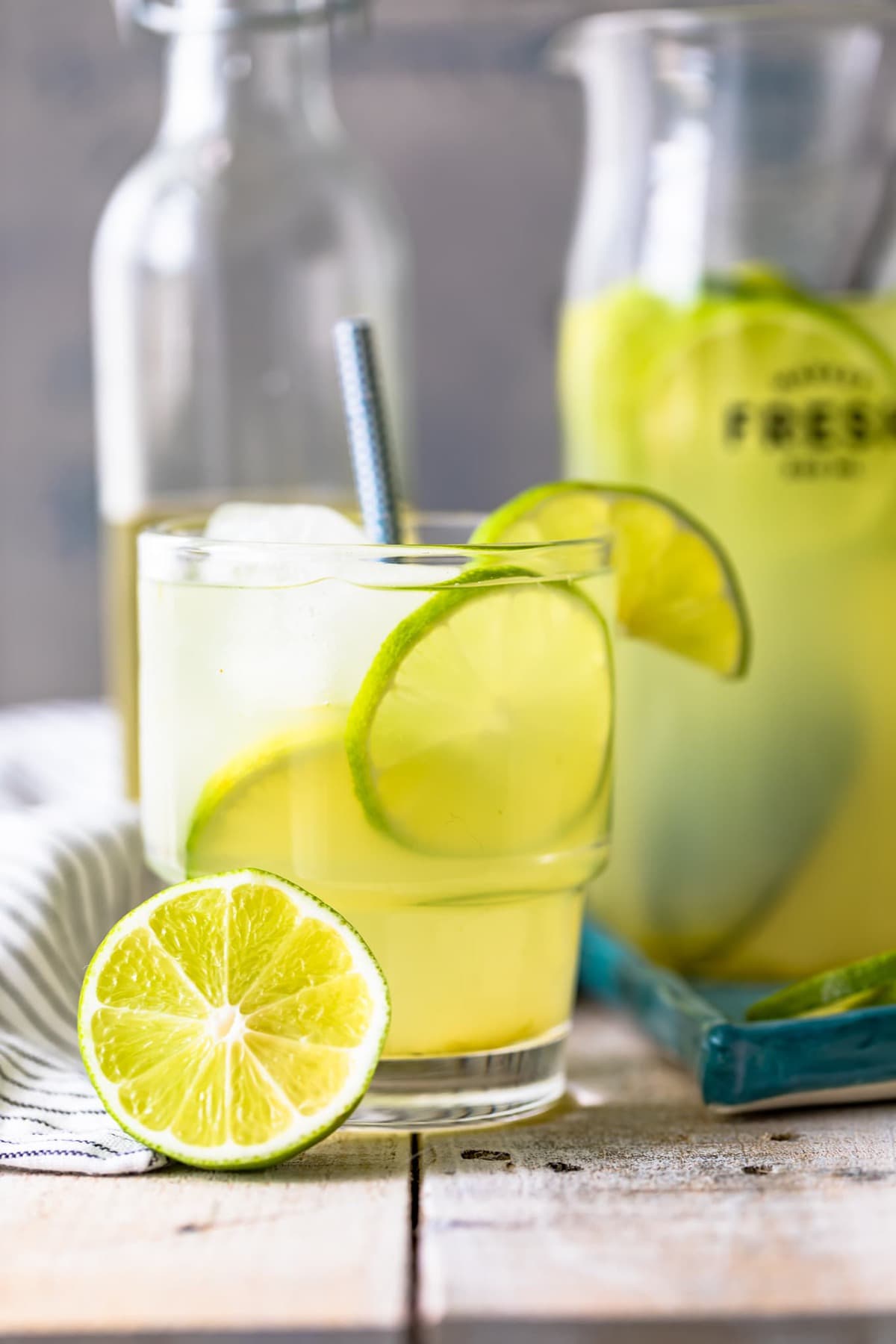 glass of limeade with slices of lime in it