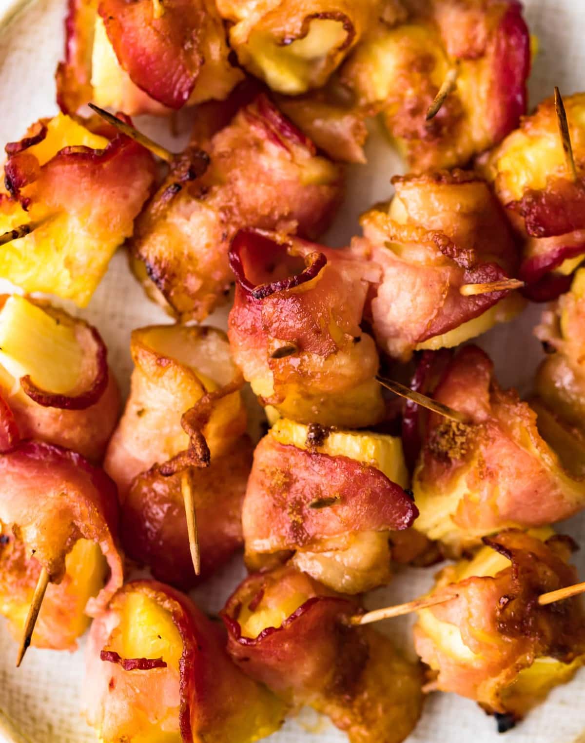 Crispy bacon indpakket omkring bidder af ananas