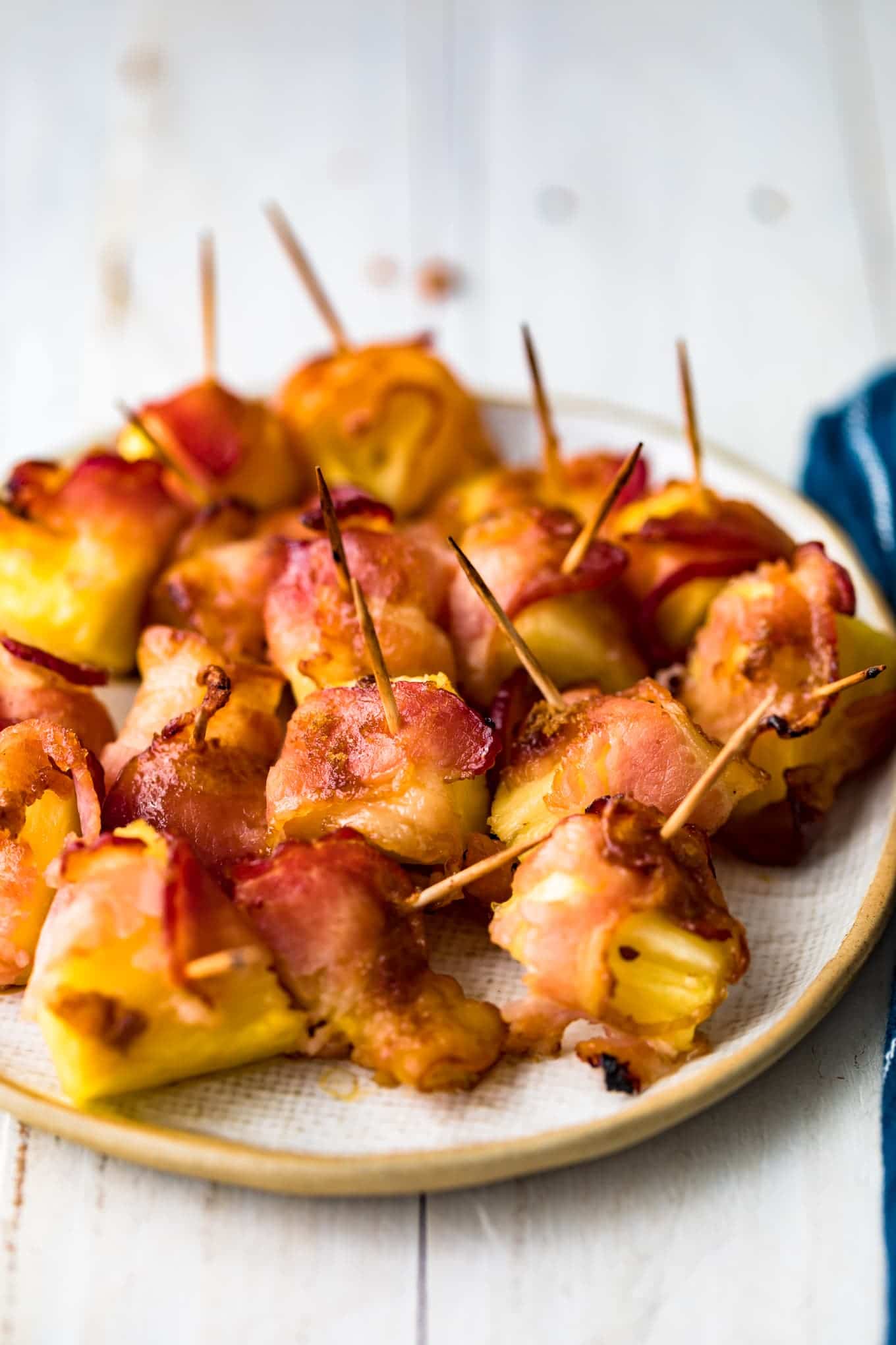 Morceaux d'ananas enveloppés dans du bacon avec des cure–dents