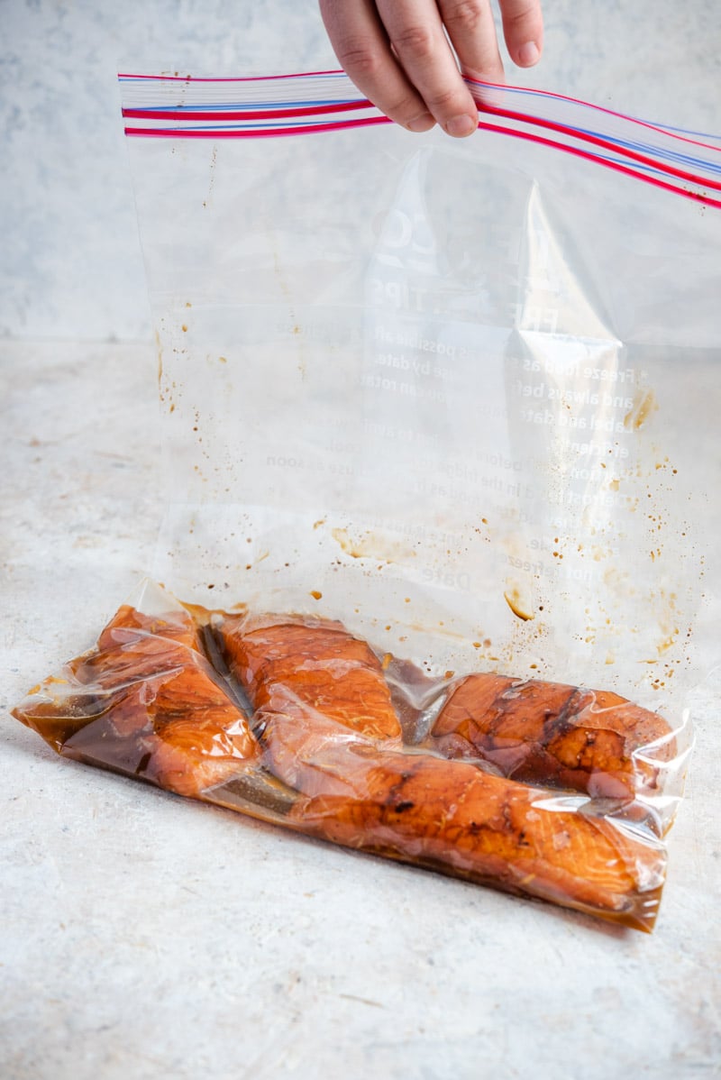 Marinating salmon in a plastic bag