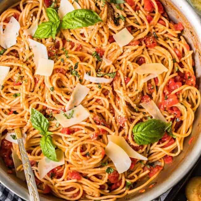 pasta pomodoro in a bowl