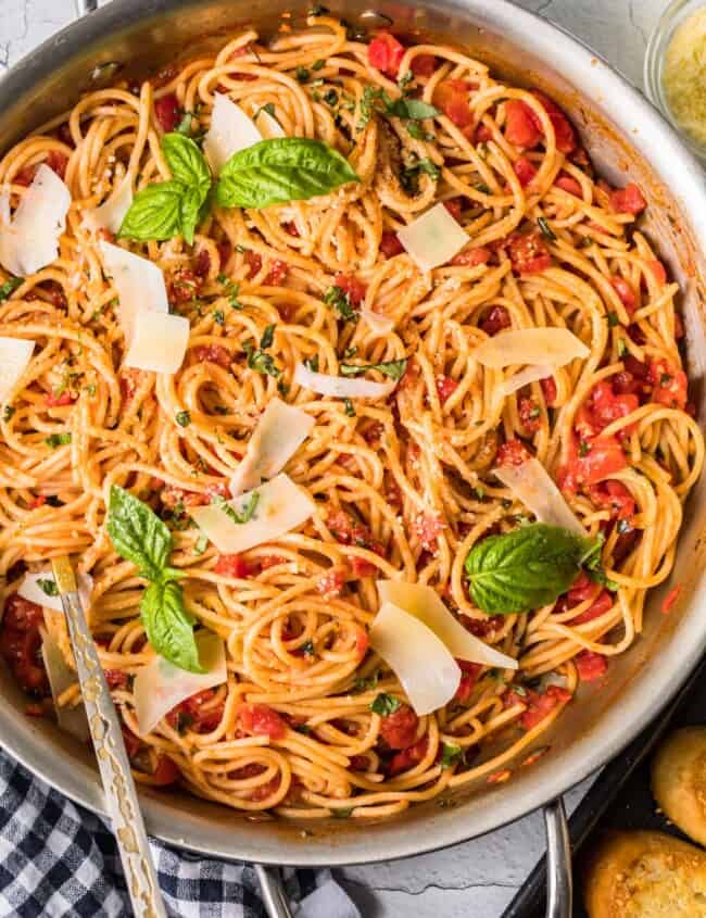 pasta pomodoro in a bowl