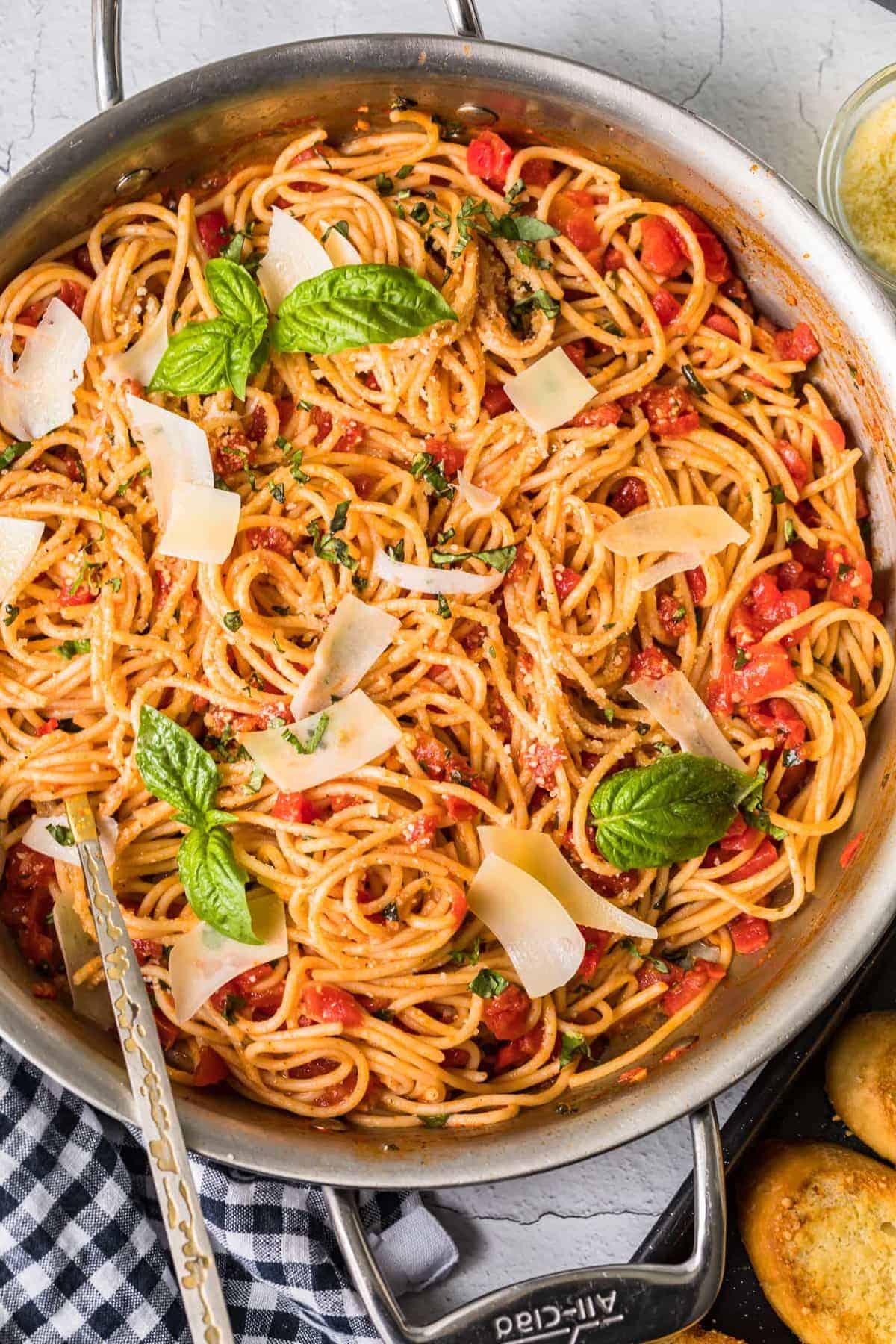 Pasta Pomodoro in a pan