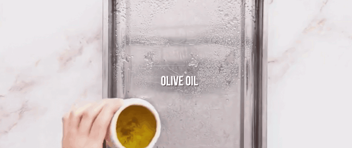 Preparing the baking pan with olive oil. 